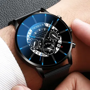 Détail d'une montre à quartz avec cadran bleu et bracelet en maille noire au poignet