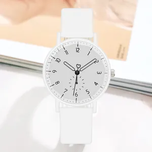 Gros plan d'une montre à quartz en silicone blanc avec détail d'aiguille en cœur