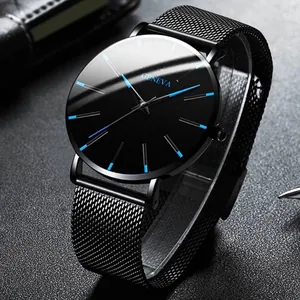 Minimalistische schwarze Quarzuhr für Herren mit Milanaise-Armband und blauen Akzenten