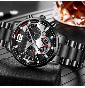 Dettaglio orologio cronografo da uomo in acciaio inox nero con lancette luminose