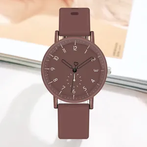 Gros plan du bracelet en silicone marron foncé et du cadran avec trotteuse cœur