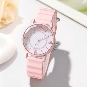 Detail von rosa Silikonarmband mit Wellentextur und weißem Quarz-Zifferblatt