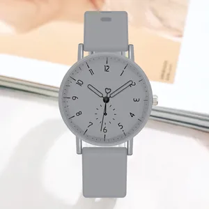 Détail du bracelet en silicone gris et montre à quartz avec aiguilles en forme de cœur