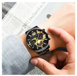 Orologio cronografo da uomo con cinturino in metallo nero e data su sfondo di giornale
