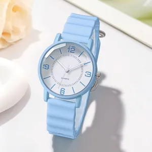 Makro-Detail der blauen Silikon-Armbanduhr mit Wellenstruktur und weißem Quarzzifferblatt