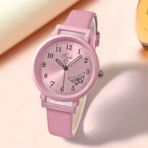 Montre à quartz élégante pour femme avec bracelet en cuir rose et motif papillon sur cadran