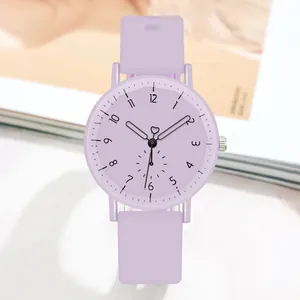 Montre à Quartz de Mode pour Femmes Bracelet en Silicone Boîtier en Alliage Aiguille en Cœur Chiffres Arabes Cadran Rond Sportif Décontracté Montre Bracelet