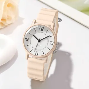Detailansicht einer minimalistischen Quarzuhr mit beigem Silikonband und weißem Zifferblatt