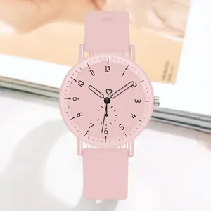Montre à quartz en silicone rose avec cadran minimaliste et trotteuse en forme de cœur