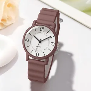 Minimalistische Quarzuhr mit braunem Silikonarmband und weißem Zifferblatt für Herren