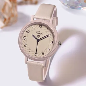 Vue détaillée du petit cadran et du bracelet en cuir de cette montre à quartz pour femme