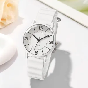 Nahaufnahme der weißen Silikonarmbanduhr mit minimalistischem Zifferblatt und Quarzuhr