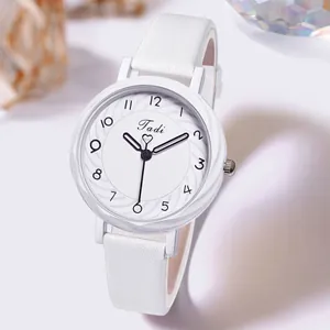 Détail macro du bracelet en cuir blanc et du cadran avec trotteuse en forme de cœur
