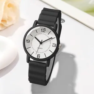 Minimalistische Quarzuhr mit weißem Zifferblatt, schwarzen Zahlen und Silikonarmband