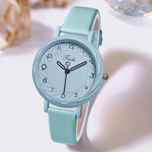 Montre à quartz pour femme vert menthe avec cadran texturé en spirale et bracelet en cuir