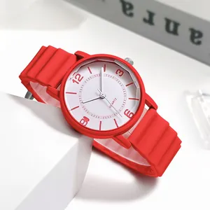 Detailansicht der roten Silikonuhr mit Wellentextur und weißem Quarz-Zifferblatt