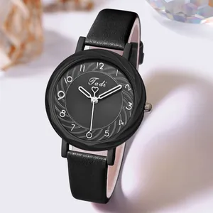 Détail d'une montre à quartz pour femme noire avec cadran soleil et bracelet en cuir