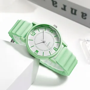Detailansicht der mintgrünen Quarzuhr mit Silikonarmband mit Wellenstruktur und Zifferblatt