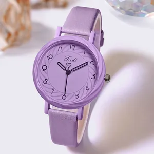 Gros plan d'une petite montre en cuir violet avec cadran à chiffres de Tadi