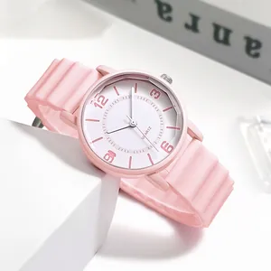 Detail von rosa Silikonarmband mit Wellenstruktur und Quarz-Zifferblatt mit Ziffernmarken