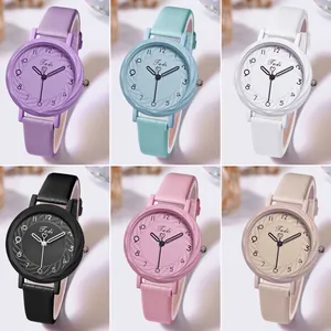 Montres quartz femme élégantes en six couleurs pastel avec bracelet cuir et cadran cœur