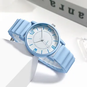Detail einer hellblauen Quarzuhr mit Silikonarmband auf einem weißen Display
