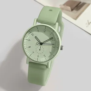 Montre quartz vert menthe minimaliste avec bracelet silicone et aiguille en cœur
