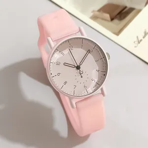 Montre à quartz rose avec bracelet en silicone et verre taillé à facettes brillantes