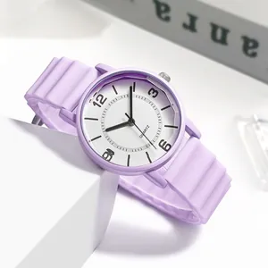 Details von lavendelfarbenem Silikonarmband und weißem Zifferblatt der Quarzuhr