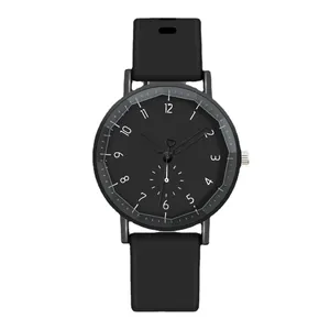 Montre à quartz noire minimaliste avec bracelet en silicone et chiffres arabes blancs