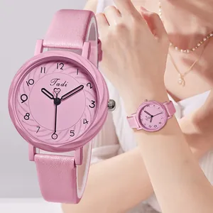 Montre à Quartz de Mode pour Femmes Bracelet en Similicuir Cadran Rond à Texture en Spirale Aiguille des Secondes en Coeur Montre-Bracelet Analogique Élégante