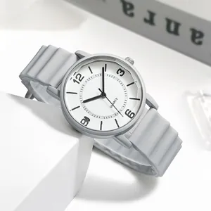 Makroaufnahme der minimalistischen Quarzuhr mit Zifferblatt und Silikonarmband mit Textur
