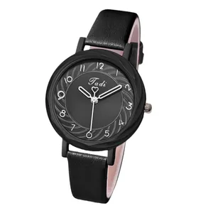 Montre Tadi moderne avec cadran noir, aiguilles cœur et bracelet en cuir doublé de rose
