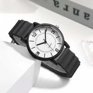 Detail einer minimalistischen Quarzuhr mit schwarzem Silikonband und weißem Zifferblatt