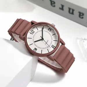Detailansicht der weißen Quarzuhr mit geripptem braunem Silikonarmband im Makro