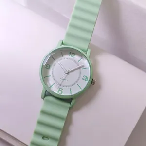 Makroaufnahme des minzgrünen Silikonarmbands mit Wellenstruktur und minimalistischem Zifferblatt