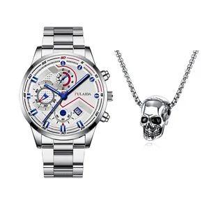 Detail van stalen horloge met blauwe wijzers en 3D-doodskop hanger halsketting set