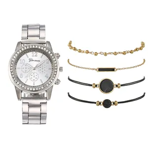Détail d'un coffret montre quartz pour femme avec strass et quatre bracelets assortis