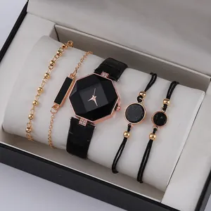 Dettaglio dell'orologio ottagonale nero minimalista con bracciali coordinati in oro rosa