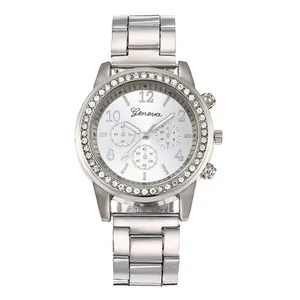 Détail de la montre Geneva en métal argenté avec lunette en strass et bracelet à maillons