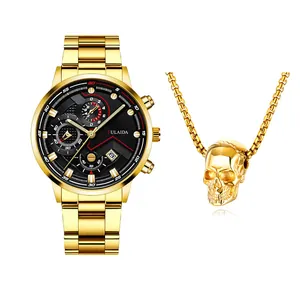 Detail van goudkleurig zakelijk horloge met zwarte wijzerplaat en schedel hanger ketting