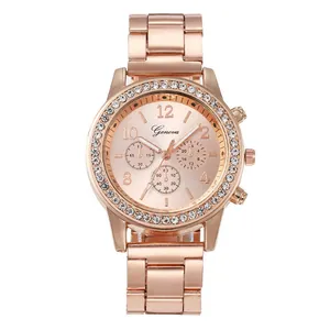 Détail d'une montre à quartz rose doré avec lunette en cristal et sous-cadrans décoratifs
