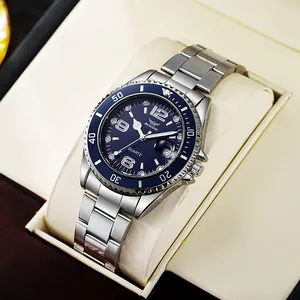 Détail d'un cadran de montre à quartz bleu avec aiguilles lumineuses et dateur