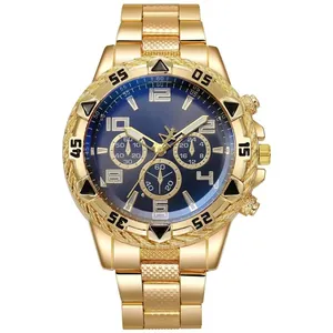 Dettaglio dell'orologio cronografo dorato con quadrante blu e lunetta zigrinata