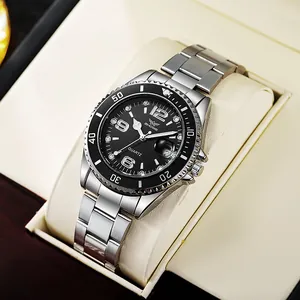 Détail d'une montre quartz pour homme avec lunette tournante noire et loupe de date
