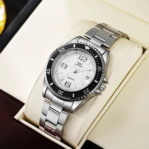 Détail de la montre en acier argenté avec cadran blanc et guichet de date intégré
