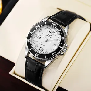 Détail du cadran de montre à quartz blanc avec guichet de date et index lumineux