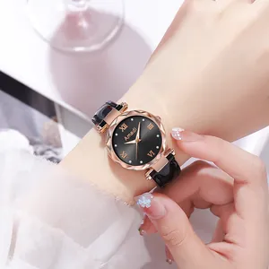 Vue détaillée de la montre en or rose avec cadran romain noir et bracelet en cristal