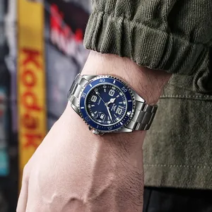 Détail d'une montre à quartz bleue avec bracelet en acier argenté sur un poignet