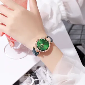 Montre femme élégante avec cadran vert soleil et boîtier or rose sur bracelet cuir